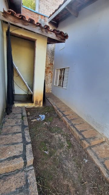 Depósito para ferramentas de jardim, ao lado da churrasqueira