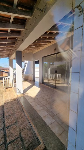 Porta de acesso da sala de estar à varanda, com vista para  o quintal