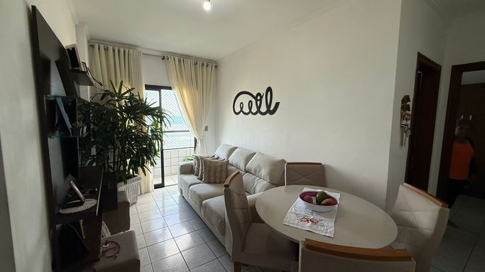 Sala espaçosa e bem iluminada com uma sacada privativa.