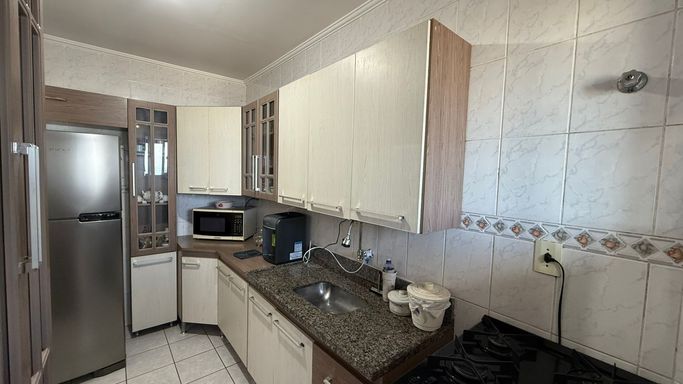 Cozinha planejada e bem iluminada.