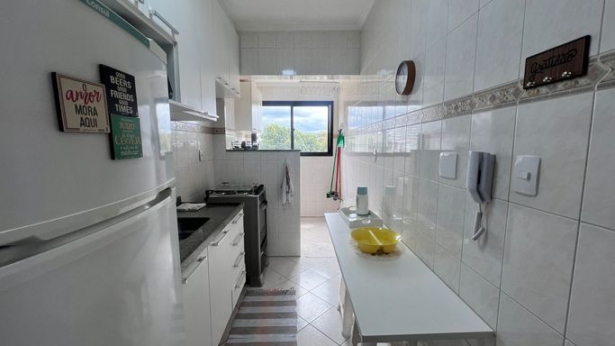 Cozinha planejada com uma geladeira branca e fogão.