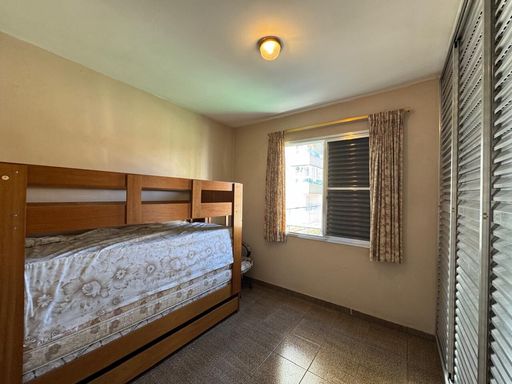 Dormitório com beliche.