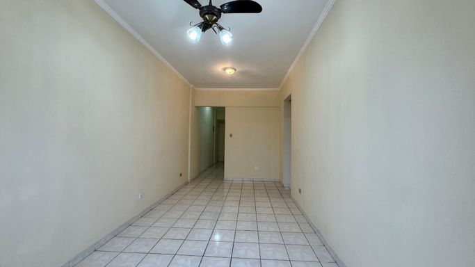 Sala ampla e bem iluminada.