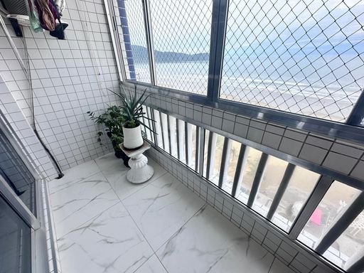 Sacada com vista para o mar.