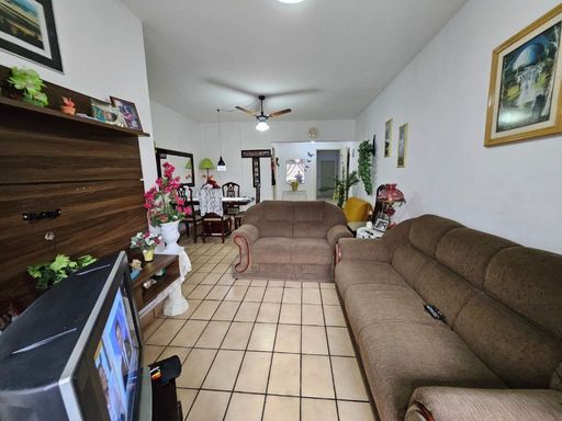 Sala bem iluminada de 2 ambientes com ventilador de teto.