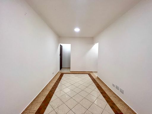 Sala ampla e bem iluminada.