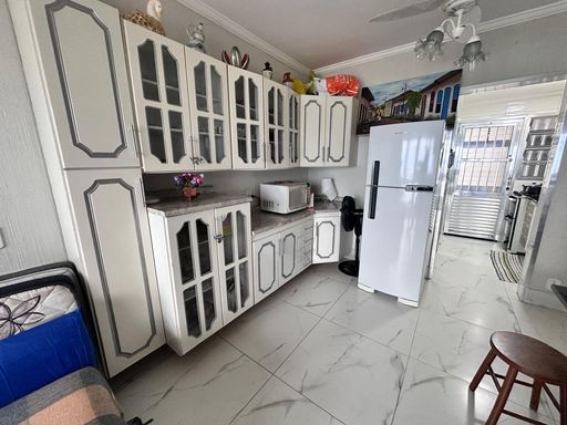 Sala com armários planejados.