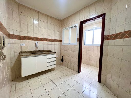 Cozinha espaçosa com uma pia e gabinete.