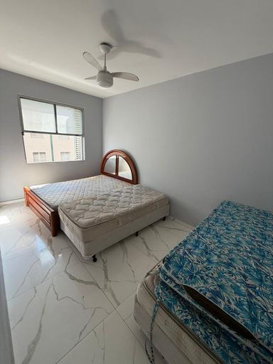 Dormitório espaçoso e bem iluminado.