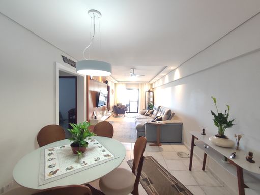 Sala ampla de 2 ambientes.