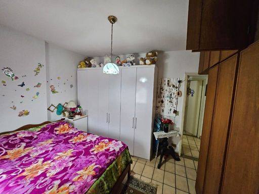 Suíte espaçoso e bem iluminado com ar-condicionado de parede.