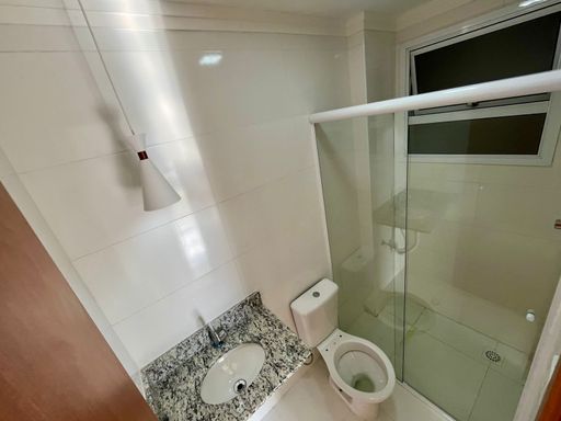 WC social com box de vidro.