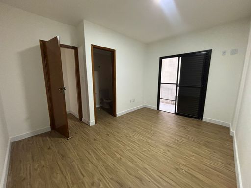 Suíte com sacada privativa.