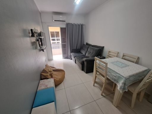 Sala bem iluminada.