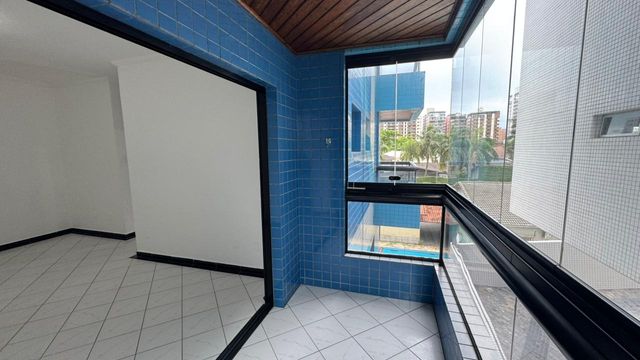 Sacada envidraçada da sala.