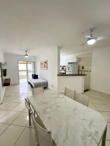 Sala ampla e bem iluminado de 2 ambientes.