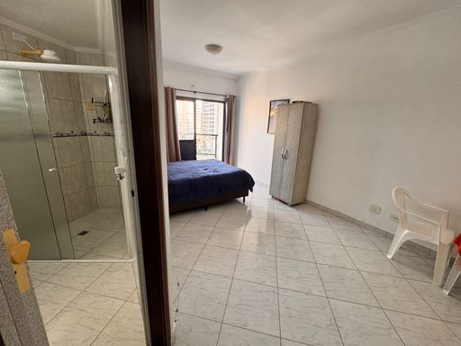 Sala living e WC social.