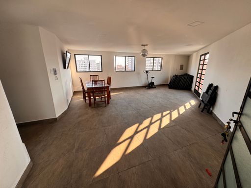 Salão de festas e jogos.