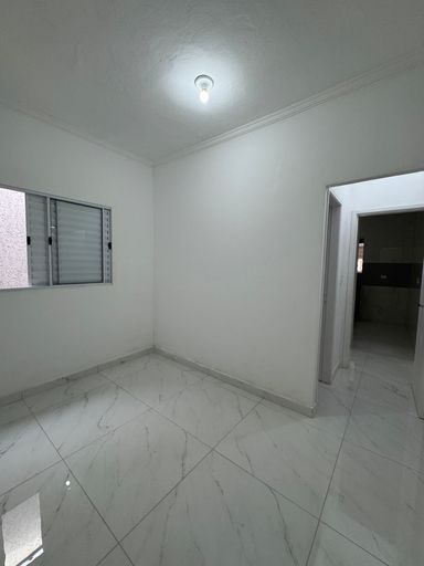 Suíte com paredes brancas.