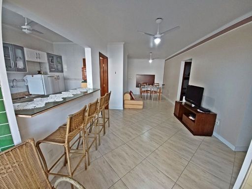 Sala ampla de 2 ambientes com muita iluminação natural, ventilador de teto.