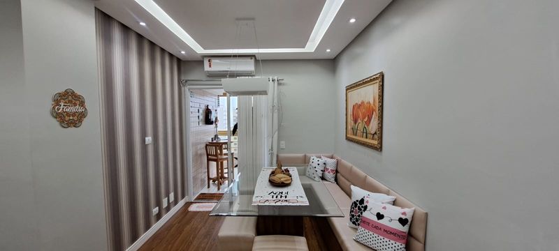 Sala de 2 ambientes com teto rebaixo em gesso com iluminação em LED, ar condicionado e mesa de jantar.