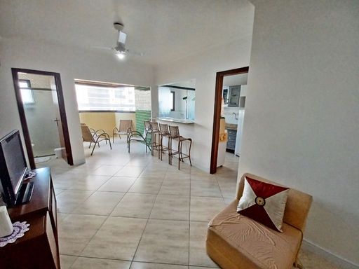 Sala ampla de 2 ambientes com muita iluminação natural, ventilador de teto.