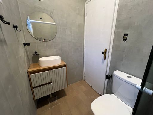 WC suíte com box de vidro.