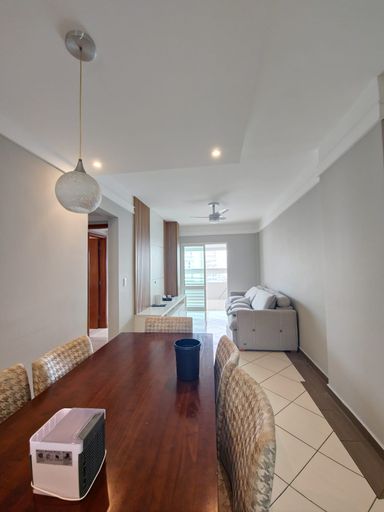 Sala ampla de 2 ambientes.