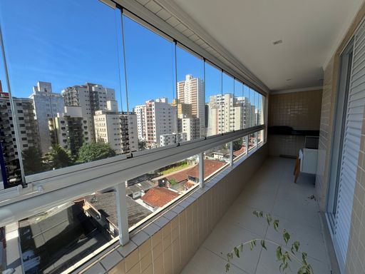 Sacada gourmet envidraçada com vista livre.