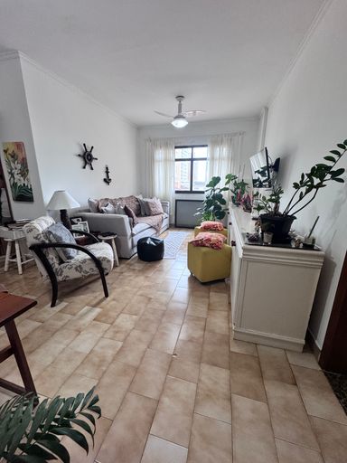 Sala de 2 ambientes com muita iluminação natural e ventilador de teto.