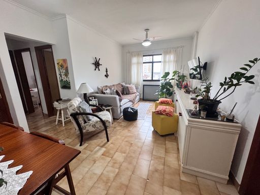 Sala de 2 ambientes com muita iluminação natural e ventilador de teto.
