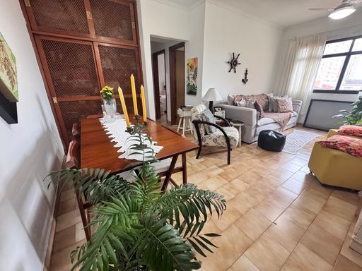 Sala de 2 ambientes com muita iluminação natural com armário embutido.