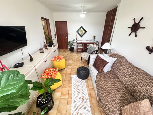 Sala de 2 ambientes com muita iluminação natural com armário embutido.