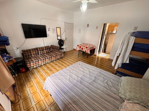 Sala living ampla e bem iluminada com ventilador de teto.