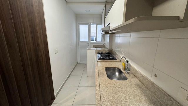 Cozinha planejada com fogão embutido.