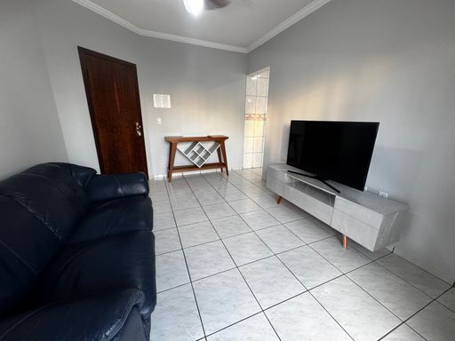 Sala espaçosa e bem iluminada com uma sacada.