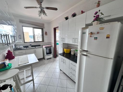 Cozinha espaçosa e bem iluminada.