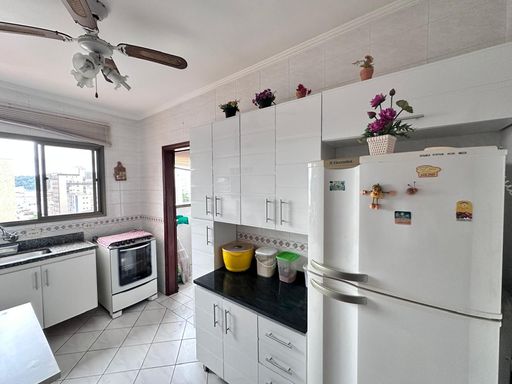 Cozinha espaçosa e bem iluminada.