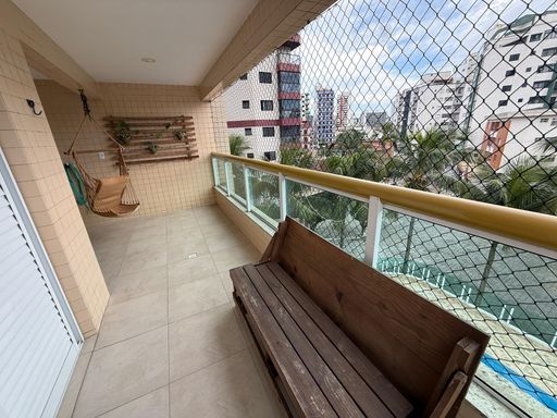 Sacada ampla de frente para rua com vista livre.