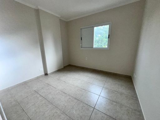 Suíte espaçoso com paredes brancas.