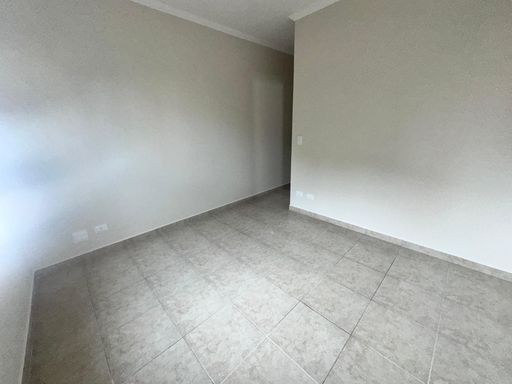 Suíte espaçoso com paredes brancas.