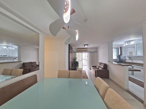 Sala ampla de 2 ambientes com ar-condicionado.