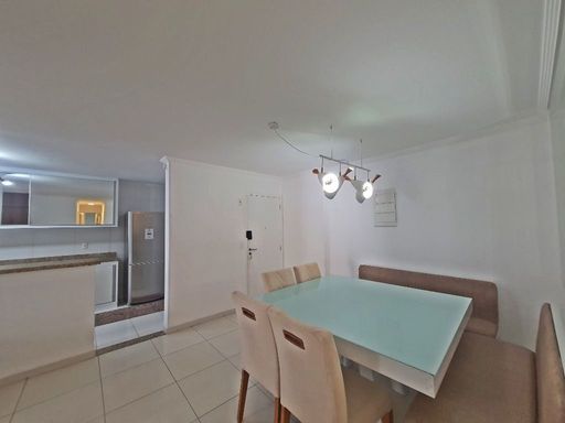 Sala ampla de 2 ambientes com ar-condicionado.