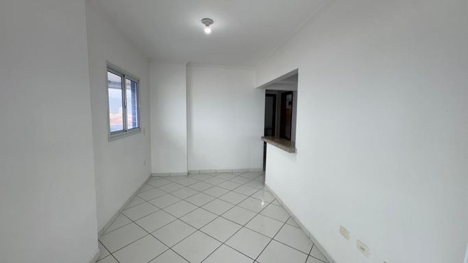 Sala espaçosa e bem iluminada.