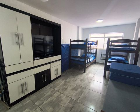 Sala living bem iluminada com ventilador de teto.