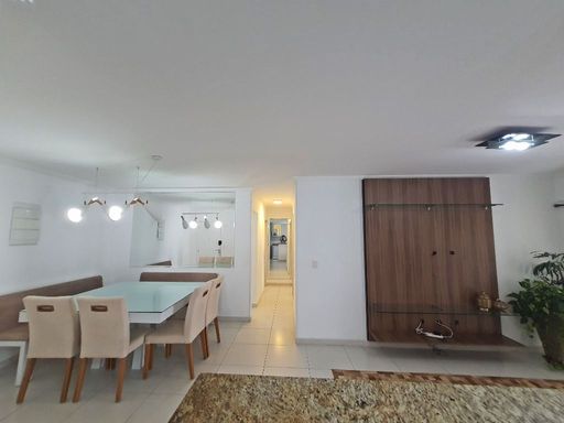 Sala ampla de 2 ambientes com ar-condicionado.