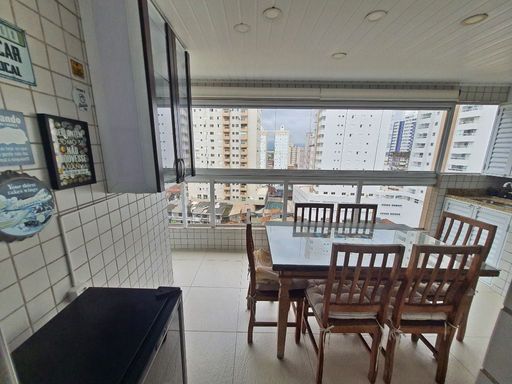 Sacada gourmet envidraçada com vista livre.