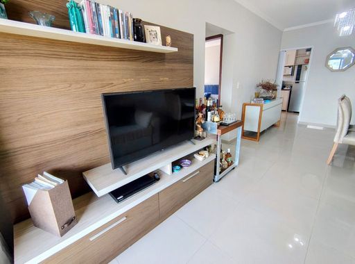 Sala ampla de 2 ambientes.