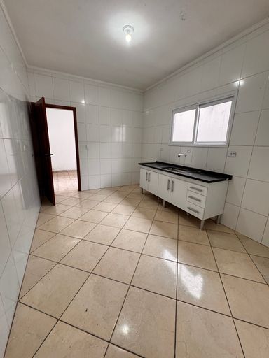 Cozinha ampla e bem iluminada.