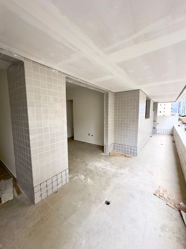 Sacada gourmet com vista parcial para o mar.